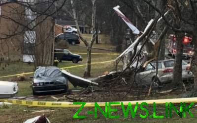 В США упавший самолет раздавил два автомобиля. Видео