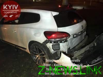 В Киеве пьяный водитель за рулем Volkswagen влетел в столб