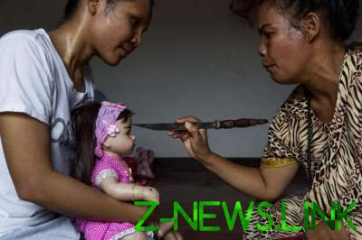 С ума сойти: в Таиланде массово «усыновляют» кукол 