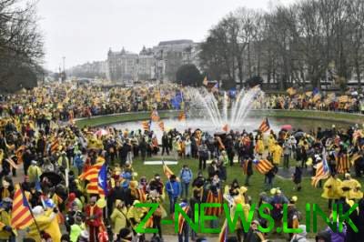 В Бельгии тысячи людей вышли на митинг в поддержку независимости Каталонии