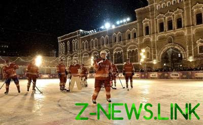Путин и Шойгу сыграли в ночной хоккей у Кремля. Видео