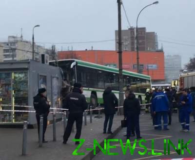 Жуткая авария в Москве: автобус въехал в остановку