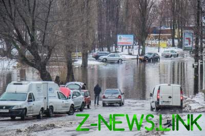 После дождя: в Киеве автомобили плавают в лужах. Видео