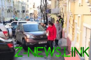 В Киеве "автоледи" полностью перекрыла тротуар