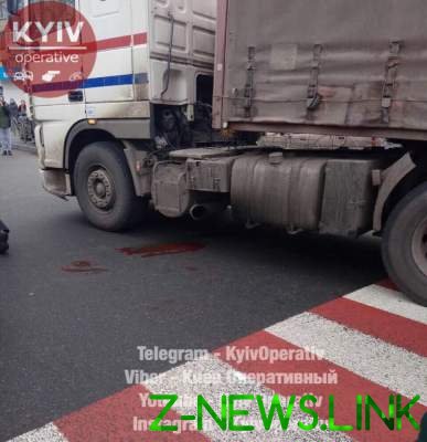 В Киеве грузовик сбил женщину прямо на "зебре". Видео