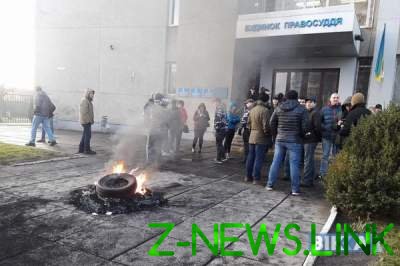 В Черкассах активисты подожгли шины: названа причина