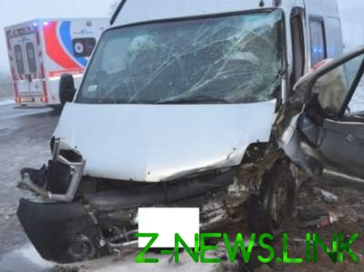 В Словакии в аварию попал автобус с украинцами: Renault перевернулся