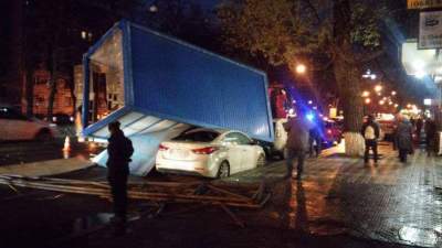 В Киеве МАФ, выпавший из грузовика, раздавил авто