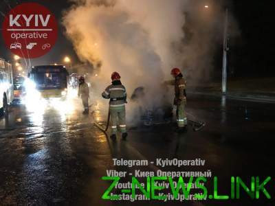 Появились впечатляющие кадры пожара с участием авто в Киеве. Видео