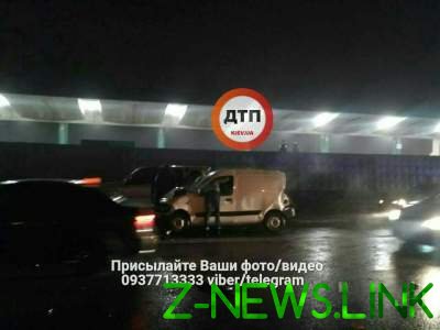 Масштабное ДТП в Киеве: грузовик смял две легковушки 