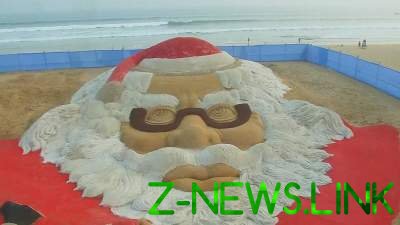В Индии на пляже появился гигантский Санта-Клаус из песка. Видео