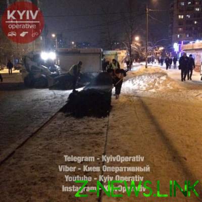 В Киеве асфальт укладывали прямо на снег