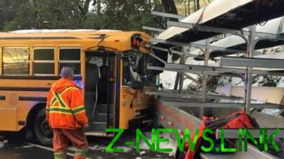 В Канаде грузовик врезался в школьный автобус