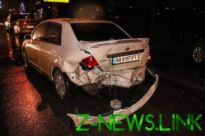 ДТП в Киеве: иномарка врезалась в припаркованный автомобиль