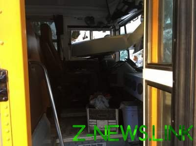 В Канаде грузовик врезался в школьный автобус