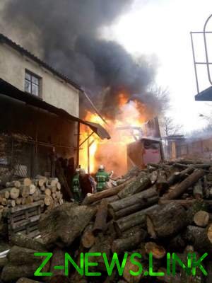 В Тернопольской области на фабрике разгорелся масштабный пожар 