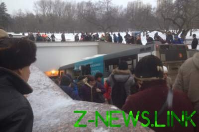 Жуткая авария в Москве: автобус "влетел" в подземный переход, есть погибшие. Видео