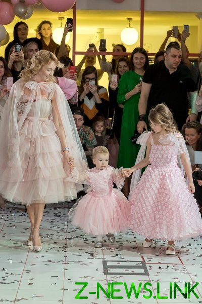 Нежные платья и золотые локоны: Татьяна Тотьмянина вывела на подиум дочерей 