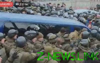 Активисты заблокировали машину СБУ, в которой везут Саакашвили. Видео