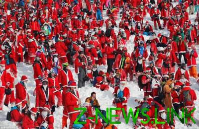 На курорте в Альпах собралось более 2600 человек в костюмах Санта-Клауса. Фото