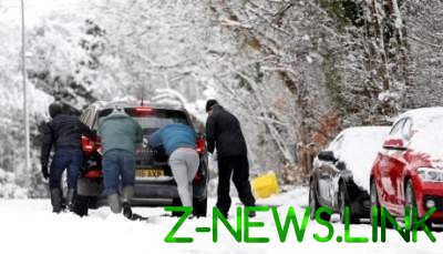 В Британии сильные снегопады вызвали транспортный хаос