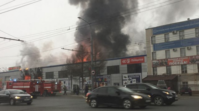 В России масштабный пожар: горит крупный торговый центр. Видео