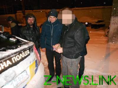 В Киеве таксист напал на иностранца с ножом