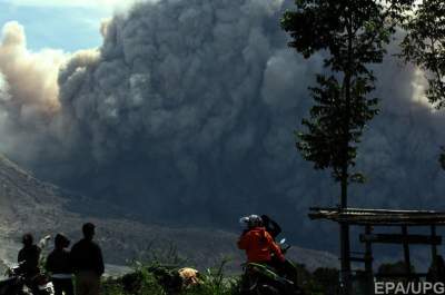 Впечатляющее извержение вулкана на Суматре. Видео