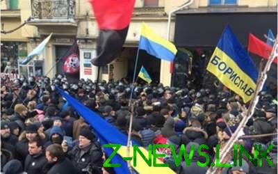 В Киеве у Печерского райсуда активисты подрались с полицией. Видео