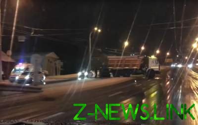 В Киеве снегоуборочная машина угодила в ДТП. Видео