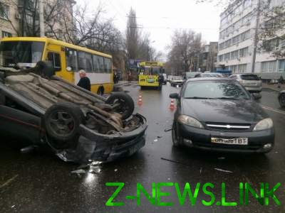 Тройное ДТП в Одессе: авто перевернулось вверх колесами 