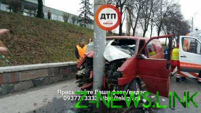 Авария в Киеве: Volkswagen разбился вдребезги о столб 