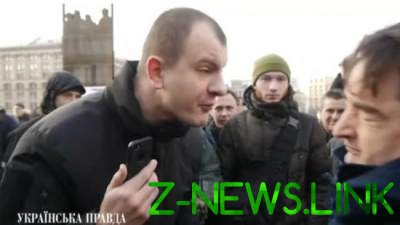 В Киеве на митинге обплевали главного редактора интернет-издания. Видео