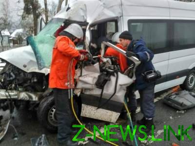 На трассе Киев-Чоп маршрутка столкнулась со снегоуборочной машиной