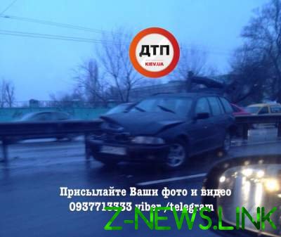 Серьезное ДТП в Киеве: микроавтобус перевернулся, столкнувшись с BMW