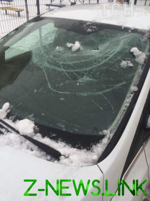 Под Киевом упавшая глыба льда разбила около 20 авто