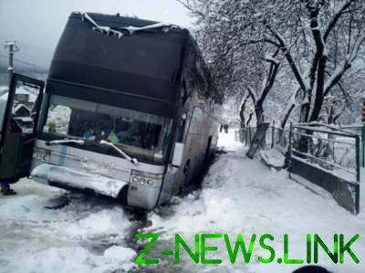 На Закарпатье автобус с 46-ю пассажирами вылетел в кювет
