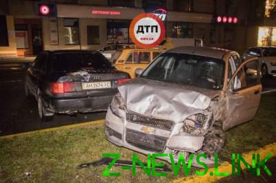 В Киеве Chevrolet вылетел на стоянку и протаранил припаркованные авто