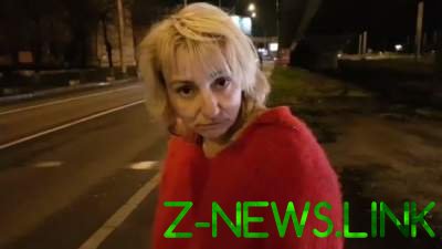 В Киеве заметили женщину, идущую по проезжей части