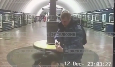 В Питере пьяный, вооруженный охранник метро заставил пассажира встать на колени