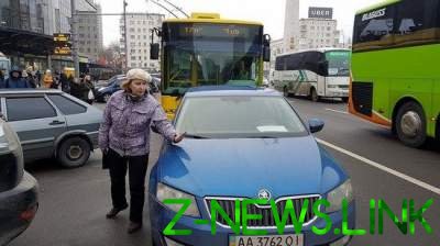 В Киеве автохам перегородил дорогу общественному транспорту
