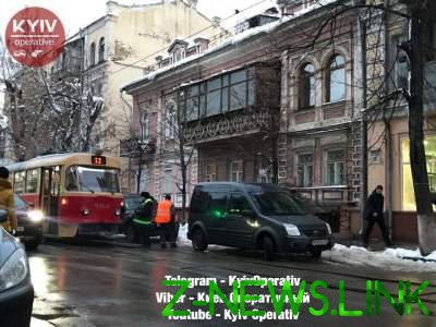 В Киеве очередной "герой" парковки перекрыл движение трамваям