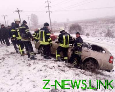Под Киевом поезд протаранил Chevrolet: авто разбито вдребезги