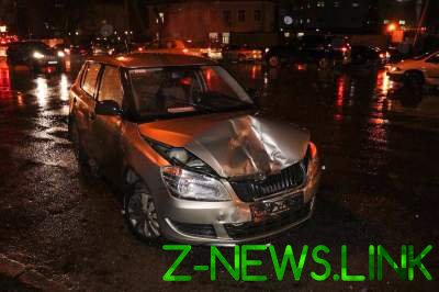 ДТП в Киеве: иномарка врезалась в припаркованный автомобиль