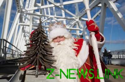 Дед Мороз спешит на помощь: на Керченский мост притащили сказочного персонажа