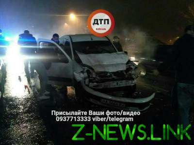 Масштабное ДТП в Киеве: грузовик смял две легковушки 