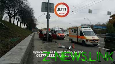 Авария в Киеве: Volkswagen разбился вдребезги о столб 
