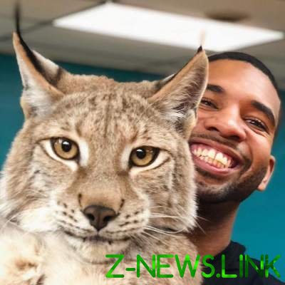 Работник зоопарка покорил Instagram селфи с животными. Фото