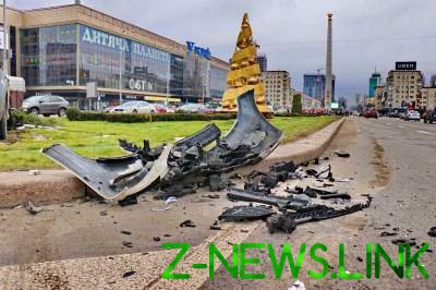 ДТП в Киеве: от удара Mazda вылетела на клумбу