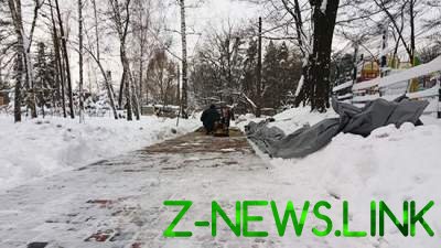 Киевлян возмутила работа коммунальщиков, укладывавших плитку на снег